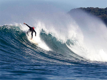 photo of surfing man. サーフィンをする人の写真