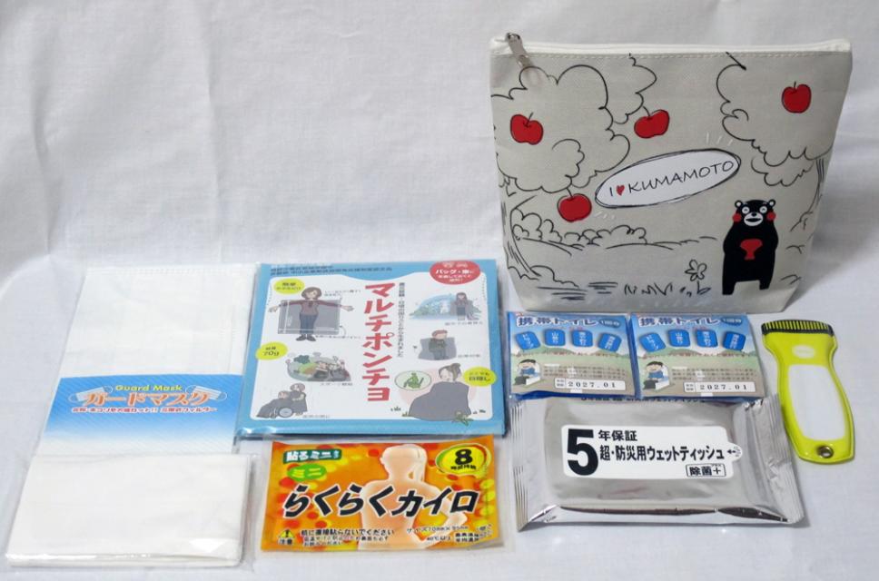 ポーチの内容。マスク、ウェットティッシュ、携帯トイレ、マルチポンチョなど