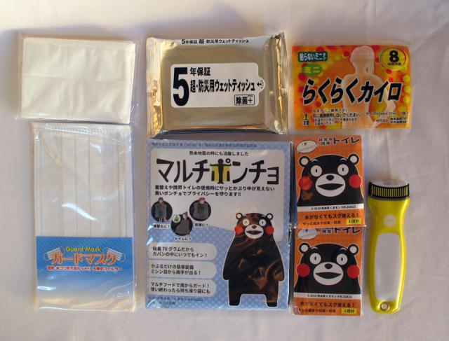 ポーチの内容。マスク、ウェットティッシュ、携帯トイレ、マルチポンチョなど