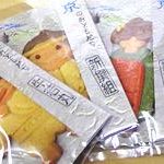 京のおともだちクッキーのパッキング作業